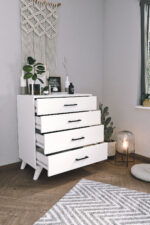 Șifonier cu 4 Sertare pe Picioare – Design Scandinav, Alb Mat cu Mânere Negre, 76 cm